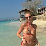 Charlotte Bobb Instagram - Un arrêt aux Îles Caïmans 🚢 c’était tellement magnifique 🏝️ je vous poste ça en étant aujourd’hui en Jamaïque 🇯🇲 c’est pile ce que j’adore en croisière c’est que vous vous réveillez tous les matins dans une destination différente ☀️