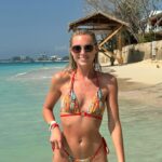 Charlotte Bobb Instagram - Un arrêt aux Îles Caïmans 🚢 c’était tellement magnifique 🏝️ je vous poste ça en étant aujourd’hui en Jamaïque 🇯🇲 c’est pile ce que j’adore en croisière c’est que vous vous réveillez tous les matins dans une destination différente ☀️