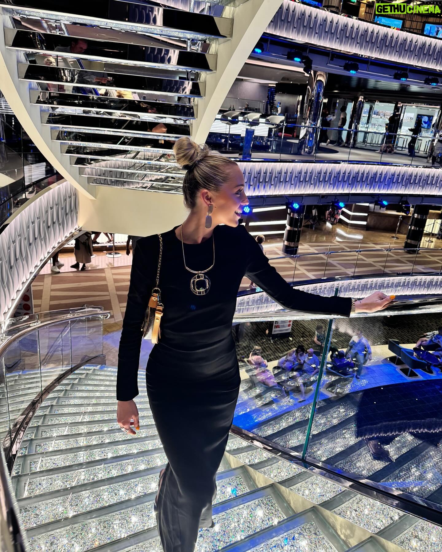 Charlotte Bobb Instagram - 1ere journée sur le bateau ☀️ direction le Mexique pour la première escale ❤️🔥
