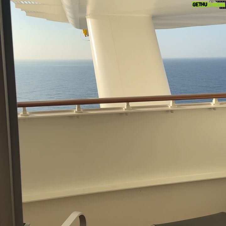 Charlotte Bobb Instagram - 1ere journée sur le bateau ☀️ direction le Mexique pour la première escale ❤️🔥