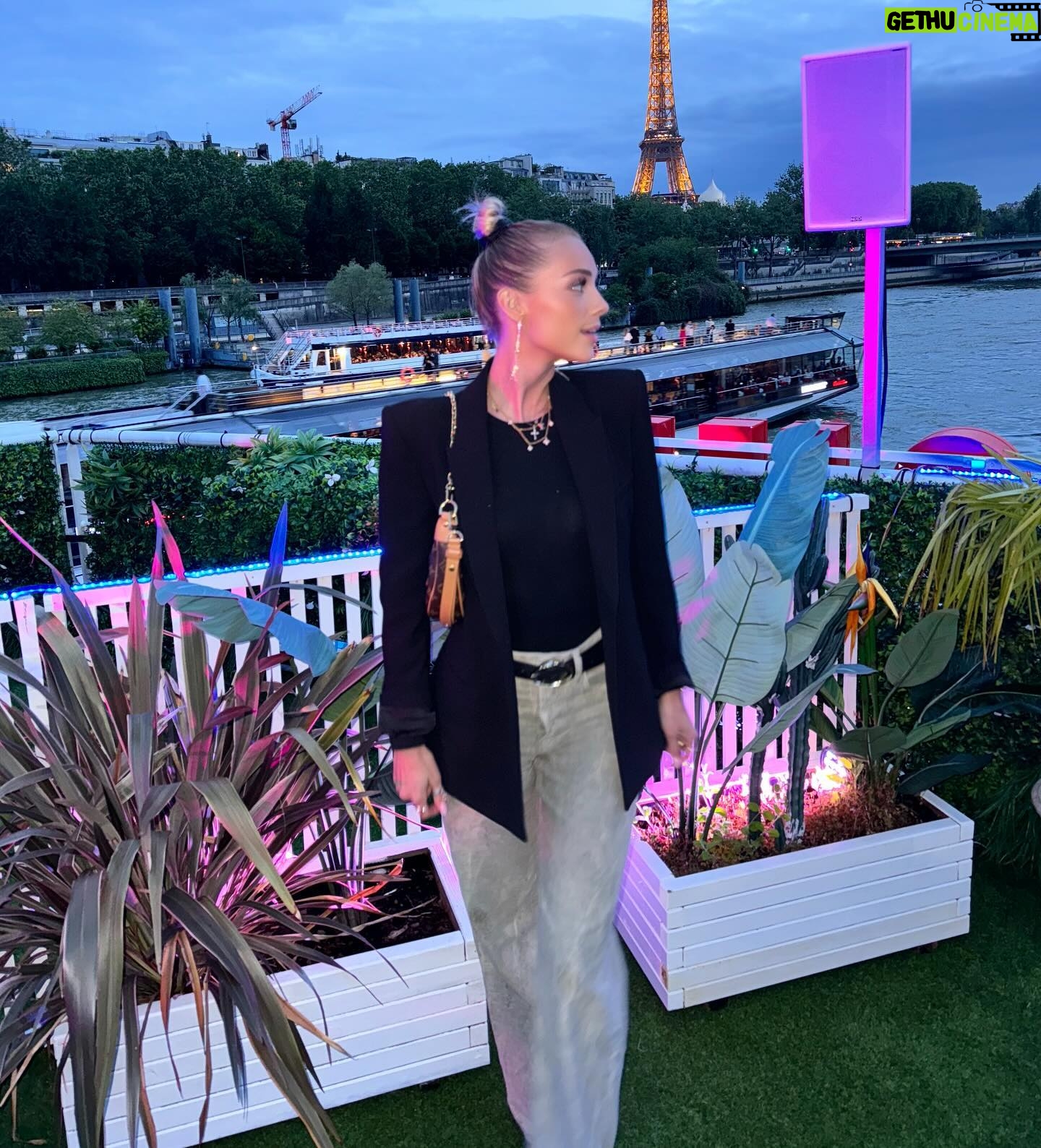 Charlotte Bobb Instagram - Hier soir à la soirée du @delta_festival 🎉 BIEN SUR que j’y serai en septembre 🥳🤩 qui y sera ? Attendez pour ceux qui n’ont pas encore de pass j’ai une petite surprise 😎 -21€ sur tous les pass avec le code « wearedelta » si ça c’est pas de la bombe 🔥 Collaboration commerciale