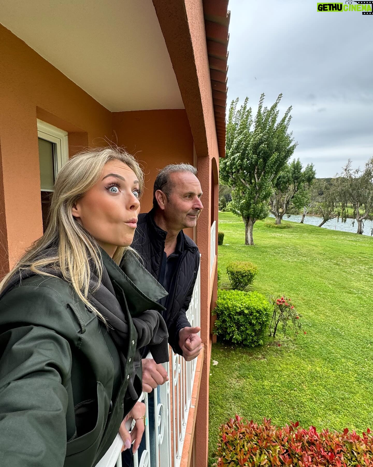 Charlotte Bobb Instagram - « Alors charlotte tes vacances c’est comment ?? » 1. Achat d’un parapluie ☔️ 2. Entrain de réaliser que dans le nord il fait 25 degrés 🥲☀️ 3. Photo pour ma maman 💗 4. Se peter le bide partie 1 5. On a mis les sièges chauffant 🫠 6. Avoir espoir de pouvoir bronzer dans 2j 7. Jean neuf = dead 💀 8. Être agacée quand je reçois des snaps des gens dans le nord avec lunettes de soleil en tongues marcel 9. On se réconforte 🧇 se peter le bide partie 2 10. Notre première photo de nos vac 💙✈️