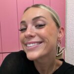 Charlotte Bobb Instagram – « Alors charlotte tes vacances c’est comment ?? »

1. Achat d’un parapluie ☔️ 
2. Entrain de réaliser que dans le nord il fait 25 degrés 🥲☀️
3. Photo pour ma maman 💗 
4. Se peter le bide partie 1
5. On a mis les sièges chauffant 🫠 
6. Avoir espoir de pouvoir bronzer dans 2j 
7. Jean neuf = dead 💀 
8. Être agacée quand je reçois des snaps des gens dans le nord avec lunettes de soleil en tongues marcel 
9. On se réconforte 🧇 se peter le bide partie 2
10. Notre première photo de nos vac 💙✈️