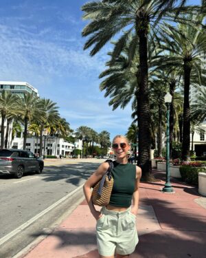 Charlotte Bobb Instagram - WELCOME TO MIAMI ☀️🇺🇸 mon sourire, sur absolument toutes les photos, en dit long 🥹 je suis tellement contente d’être ici en vacances avec mon papa mais vous allez voir que ce n’est pas tout… ok nous sommes à Miami mais ce n’est pas fini 🤩 TROP HÂTE 🤫