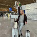 Charlotte Bobb Instagram - Aller c’est partiiiiiii ✈️ à vos pronostics, d’après vous je m’envole pour quelle destination 🥹🔥 indice : ☀️