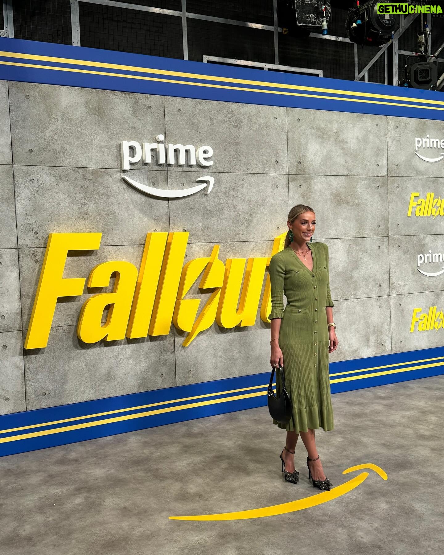 Charlotte Bobb Instagram - •collaboration commerciale• About last night 🎥 j’ai eu la chance de voir l’avant première de @falloutonprime j’ai été invitée par @primevideofr 🤍 pouce, ça sort le 11 avril IL FAUT ABSOLUMENT QUE VOUS REGARDIEZ CETTE NOUVELLE SÉRIE 😱 c’est une dinguerie vrmt 🫨 #fallout #primevideofr