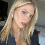 Charlotte McKinney Instagram - Things I forgot to post 🏄🏼‍♀️🐕‍🦺🤷🏼‍♀️