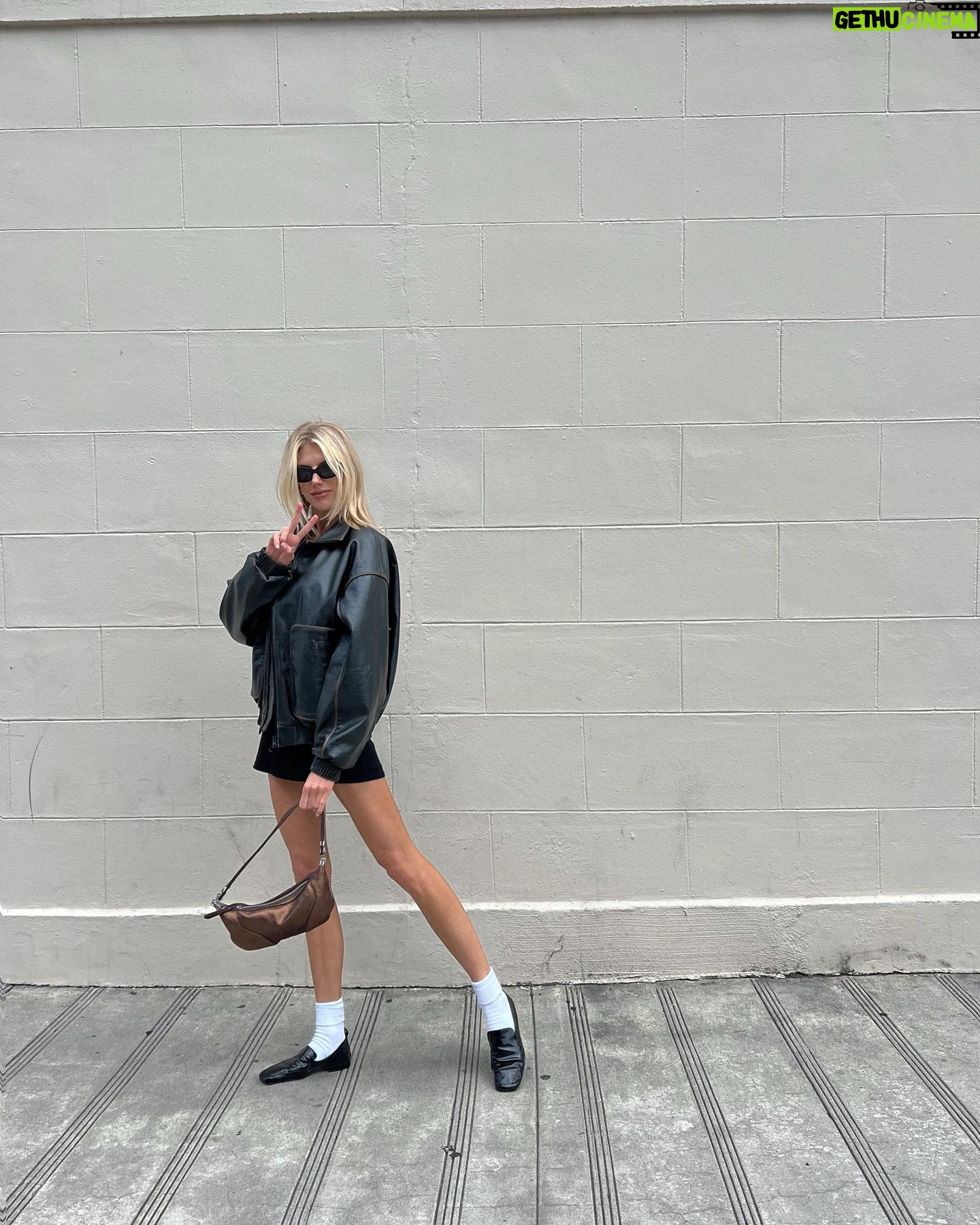 Charlotte McKinney Instagram - Leave it to me to take my photo in front of the dirtiest wall 🍂