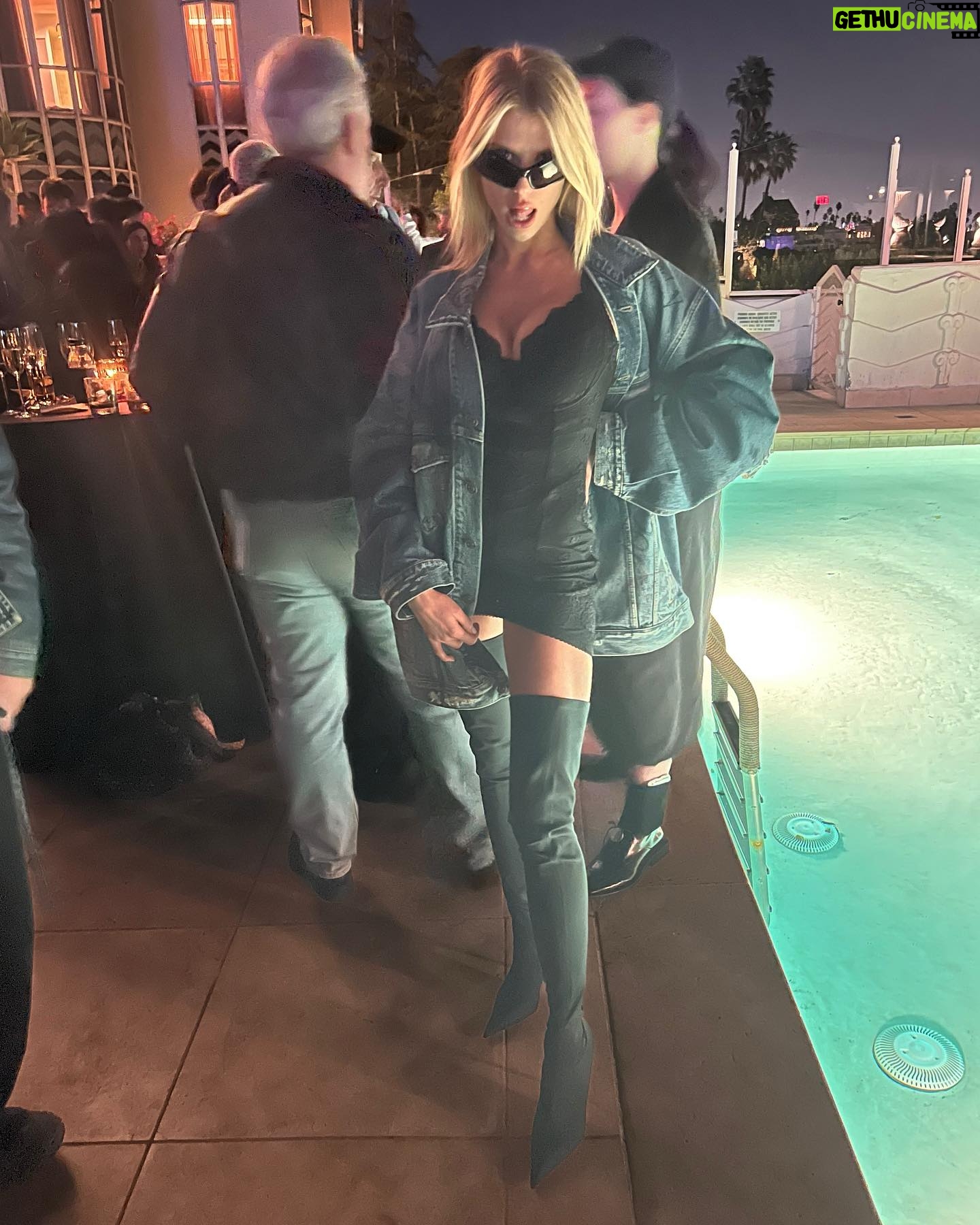 Charlotte McKinney Instagram - Dang ! Who knew my everyday stained coffee sweater, sweat pants from high school with holes in them and uggs is cutting edge @balenciaga 👽 LOVED this collocation and special time with fam @rodney_wayne_ @leeema_erica