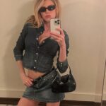Charlotte McKinney Instagram - No I won’t stop taking mirror pictures 🤷🏼‍♀️🤓🧜🏼‍♀️💋