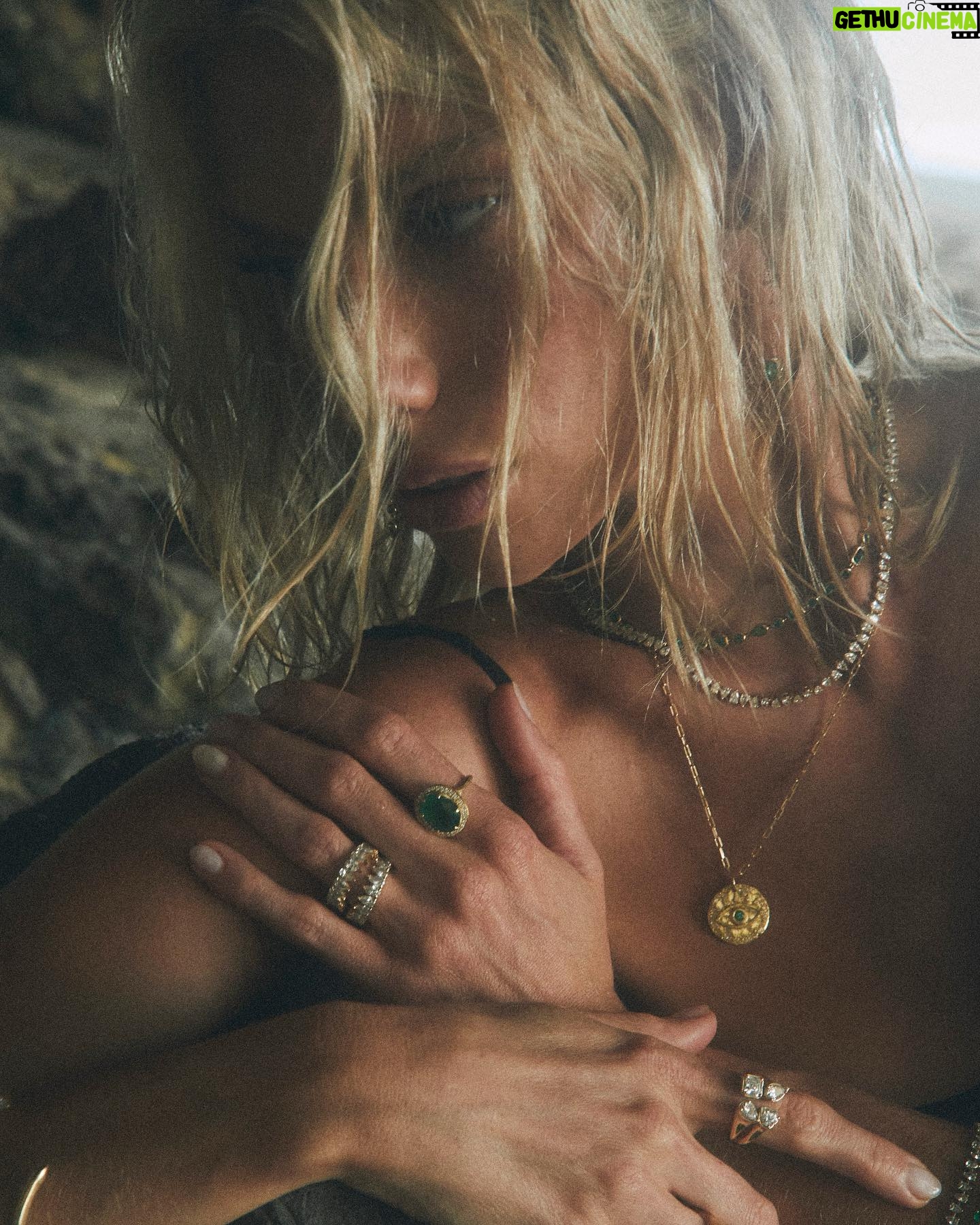 Charlotte McKinney Instagram - @loganhollowell 💎 With such a special team @dallasdlyn @kolbeyana @justinflewaway @carlyy.fisher @phil_nathaniel