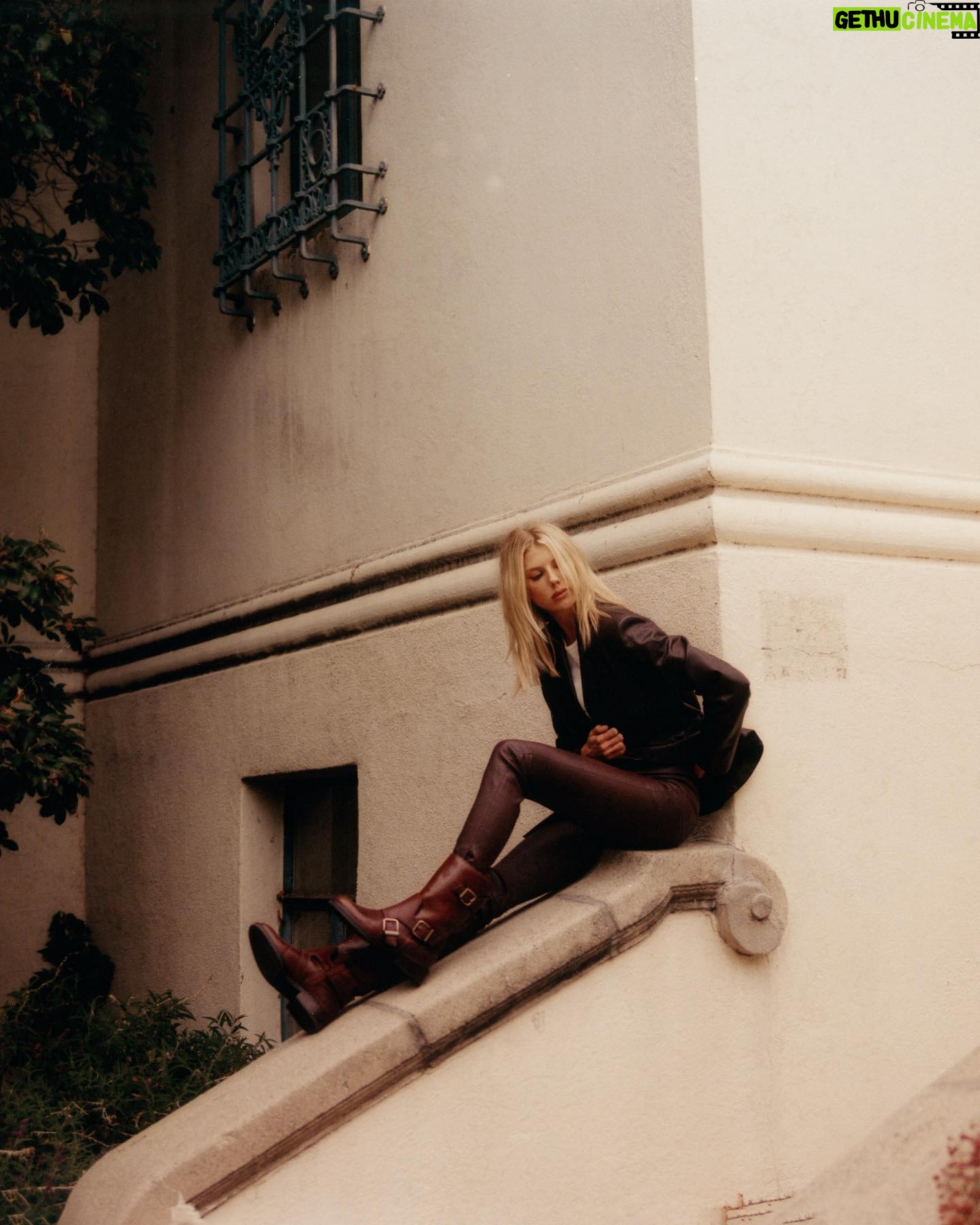 Charlotte McKinney Instagram - Kicking off fall in some of my favorite @dsw Moto boots #mydsw 👢