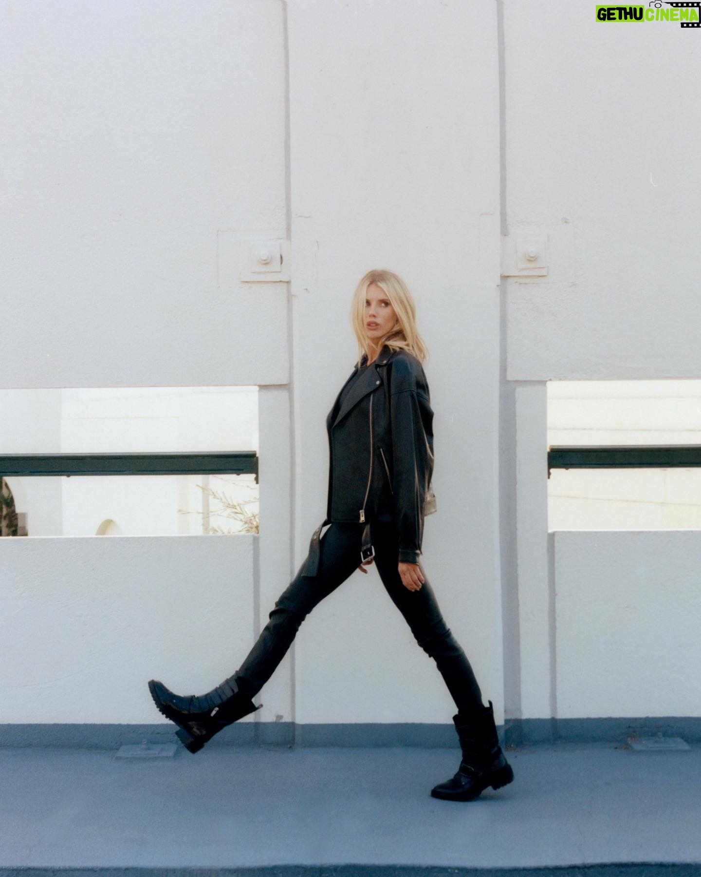 Charlotte McKinney Instagram - Kicking off fall in some of my favorite @dsw Moto boots #mydsw 👢