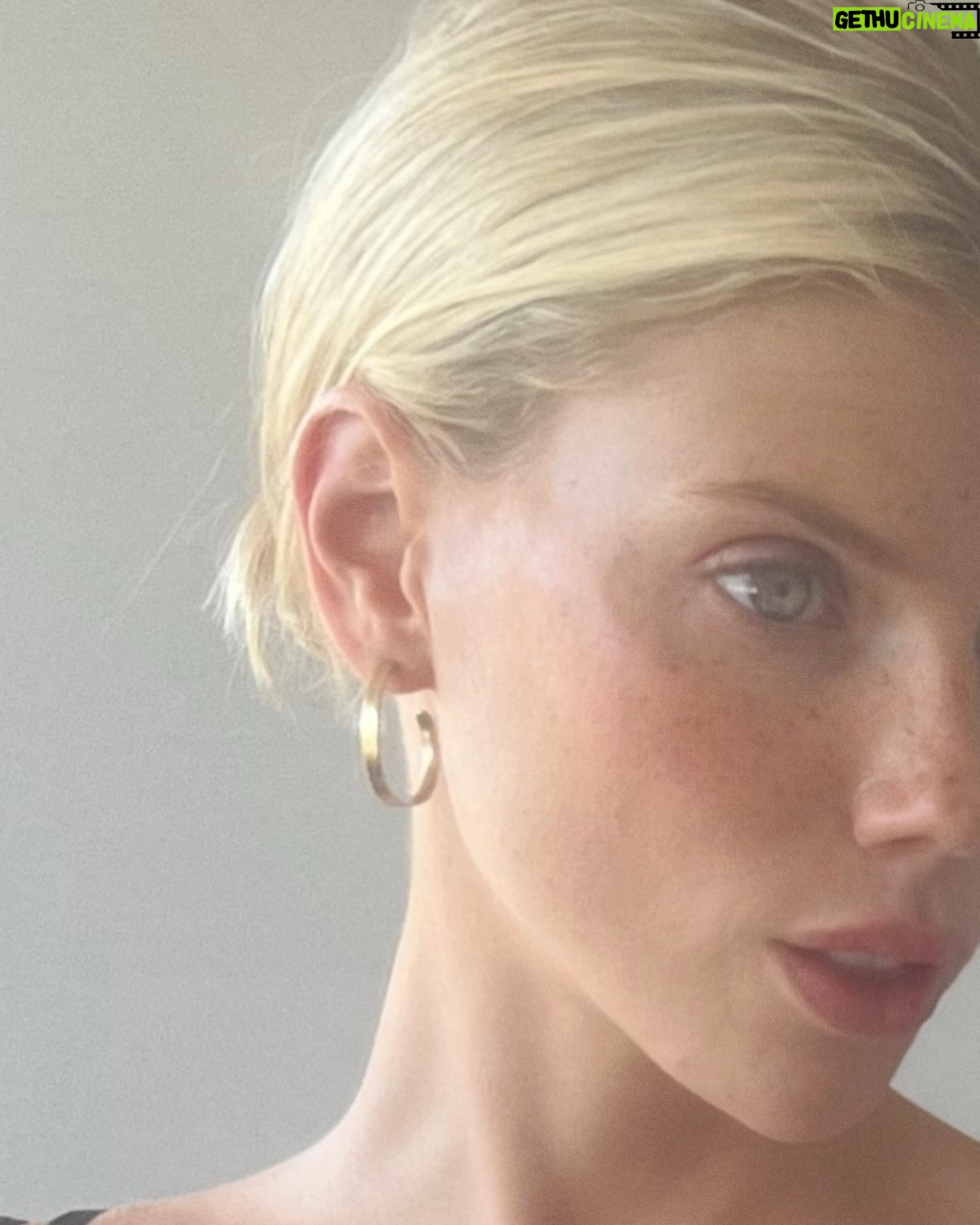 Charlotte McKinney Instagram - Me and a few bad mirror pictures 🤡🤳🏼