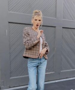 Charlotte McKinney Instagram - I Call this one my anchor woman look 😉 always a blast with the @ktla5news team talking about comedy and my new laughtastic show now streaming on @plutotv @amazonfreevee @therokuchannel and many more ! Perfect show for all ages to enjoy over the holiday season ! STAY CLASSY LOS ANGELES 🫡