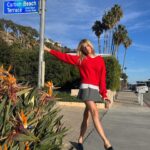 Charlotte McKinney Instagram - Trying to get in the holiday spirt by wearing my one red sweater i own 🤶🎄🏄🏼‍♀️