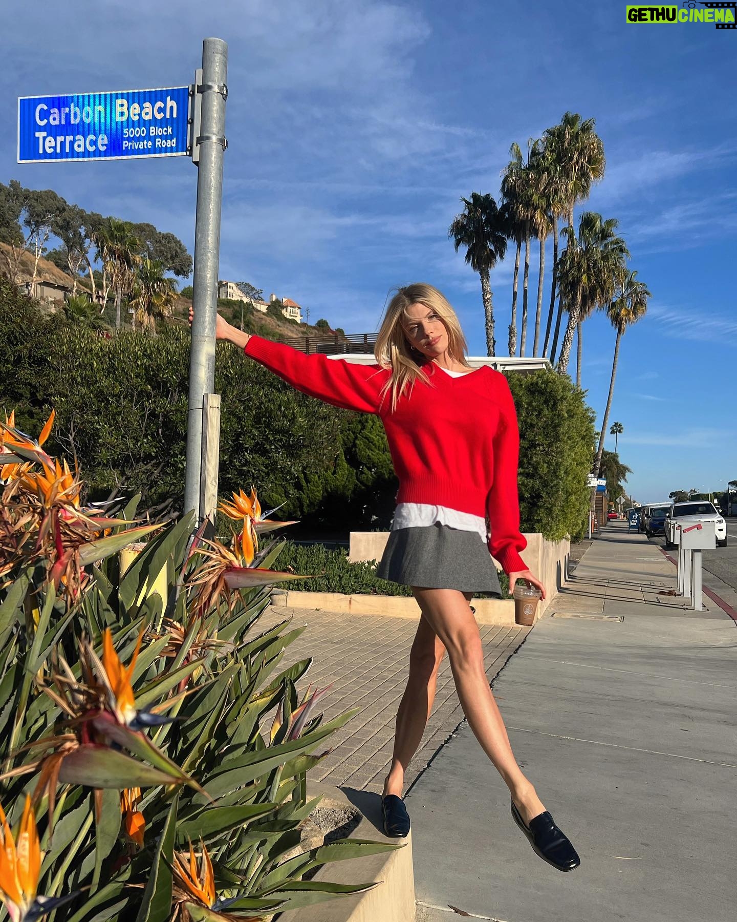 Charlotte McKinney Instagram - Trying to get in the holiday spirt by wearing my one red sweater i own π€ΆπππΌββοΈ