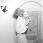 Charlotte McKinney Instagram – I worked really hard not to get a stain on this beautiful @brunellocucinelli_brand white dress 🤣📸 by my lovely @kiyana.kay