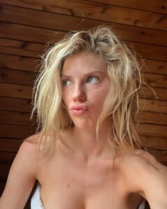 Charlotte McKinney Instagram - FLASH FLOOD WARNING ⚠️ calls for zoom meetings and hiding in the sauna ☔️