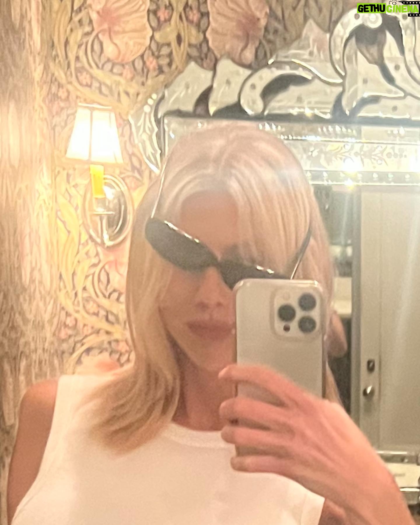 Charlotte McKinney Instagram - Me and a few bad mirror pictures 🤡🤳🏼