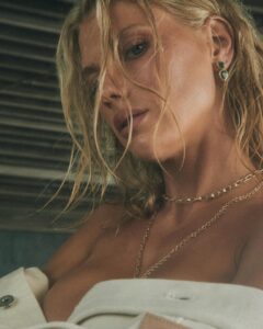 Charlotte McKinney Instagram - 🐚💎