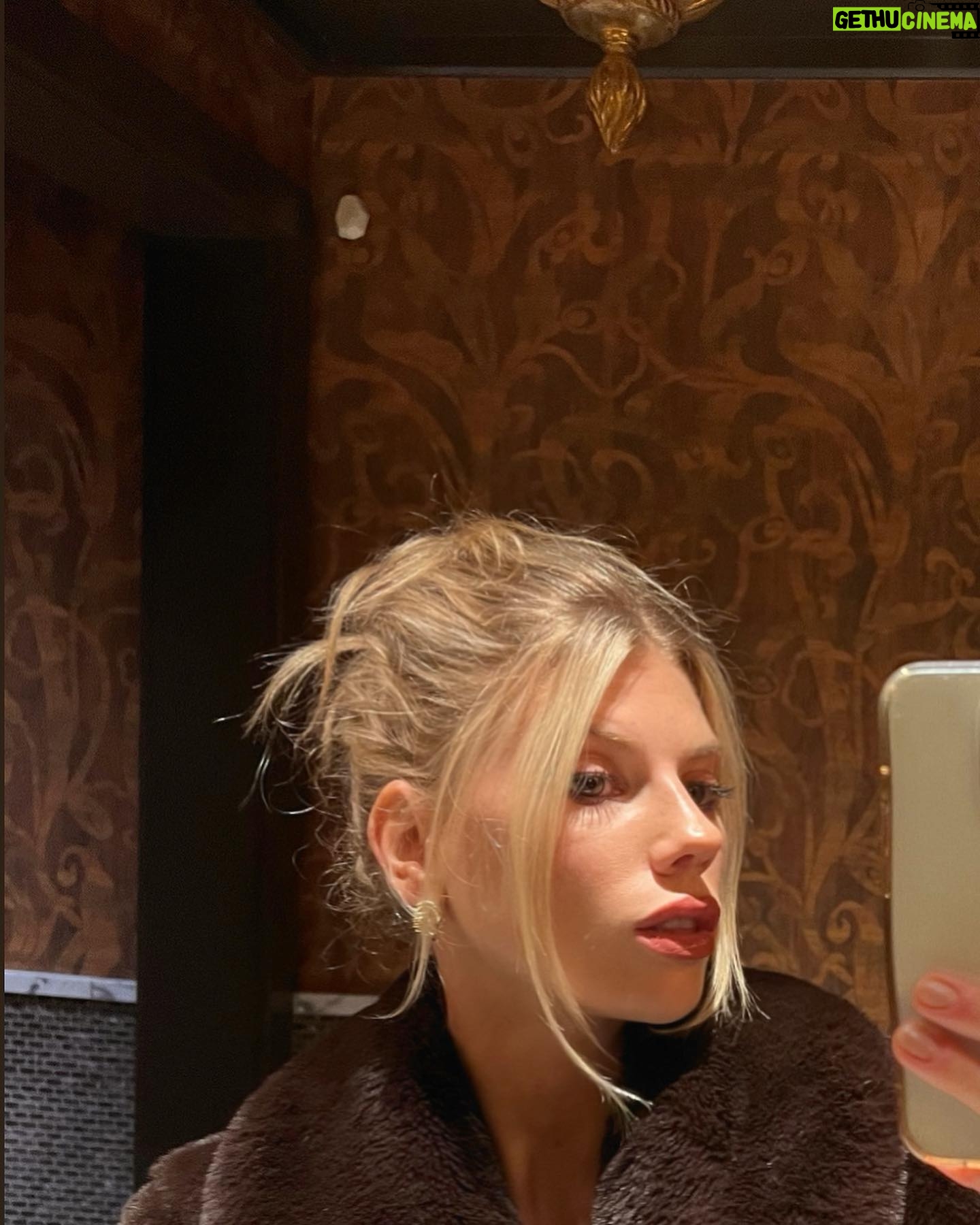 Charlotte McKinney Instagram - Alcohol Free Christmas and never felt better ! Happy holidays everyone ! Cheers 🍹🚭🙅🏼♀️🎄💋