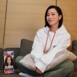 Charmaine Sheh Instagram - 「事事求真」是新聞女王的座右銘，而我審視每樣事與物，也經常提醒自己需要追求極致！ 最近我見證🔬Revlon最新專業研發COLORSTAY持色染髮霜的誕生，效果令人驚喜，在日以繼夜的拍攝行程中，我的髮色亦可時刻保持最佳狀態！全靠COLORSTAY除染髮霜外，盒內還細心配備「延色Booster」髮膜，猶如附加多一次Color Treatment，使我可以在下次染髮前做一次簡單護理，亮麗髮色持久長達8星期，不用在緊湊的日程中花時間補染髮色。 我會在染髮後3-4星期後使用，洗髮後，簡單塗上「延色Booster」髮膜，只需5分鐘，為秀髮重新注入美麗髮色，同時修護秀髮，告別乾燥暗啞，回復第一天染髮時的亮麗光彩！ 快D去萬寧選購，在農曆新年為髮絲添上新色彩啦！@RevlonHK #RevlonHK #露華濃 #Colorstay #HairColorant #LiveBoldly #延色Booster #髮色持久8星期 #萬寧獨賣 #manningsHK #萬寧