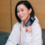 Charmaine Sheh Instagram - 「事事求真」是新聞女王的座右銘，而我審視每樣事與物，也經常提醒自己需要追求極致！ 最近我見證🔬Revlon最新專業研發COLORSTAY持色染髮霜的誕生，效果令人驚喜，在日以繼夜的拍攝行程中，我的髮色亦可時刻保持最佳狀態！全靠COLORSTAY除染髮霜外，盒內還細心配備「延色Booster」髮膜，猶如附加多一次Color Treatment，使我可以在下次染髮前做一次簡單護理，亮麗髮色持久長達8星期，不用在緊湊的日程中花時間補染髮色。 我會在染髮後3-4星期後使用，洗髮後，簡單塗上「延色Booster」髮膜，只需5分鐘，為秀髮重新注入美麗髮色，同時修護秀髮，告別乾燥暗啞，回復第一天染髮時的亮麗光彩！ 快D去萬寧選購，在農曆新年為髮絲添上新色彩啦！@RevlonHK #RevlonHK #露華濃 #Colorstay #HairColorant #LiveBoldly #延色Booster #髮色持久8星期 #萬寧獨賣 #manningsHK #萬寧