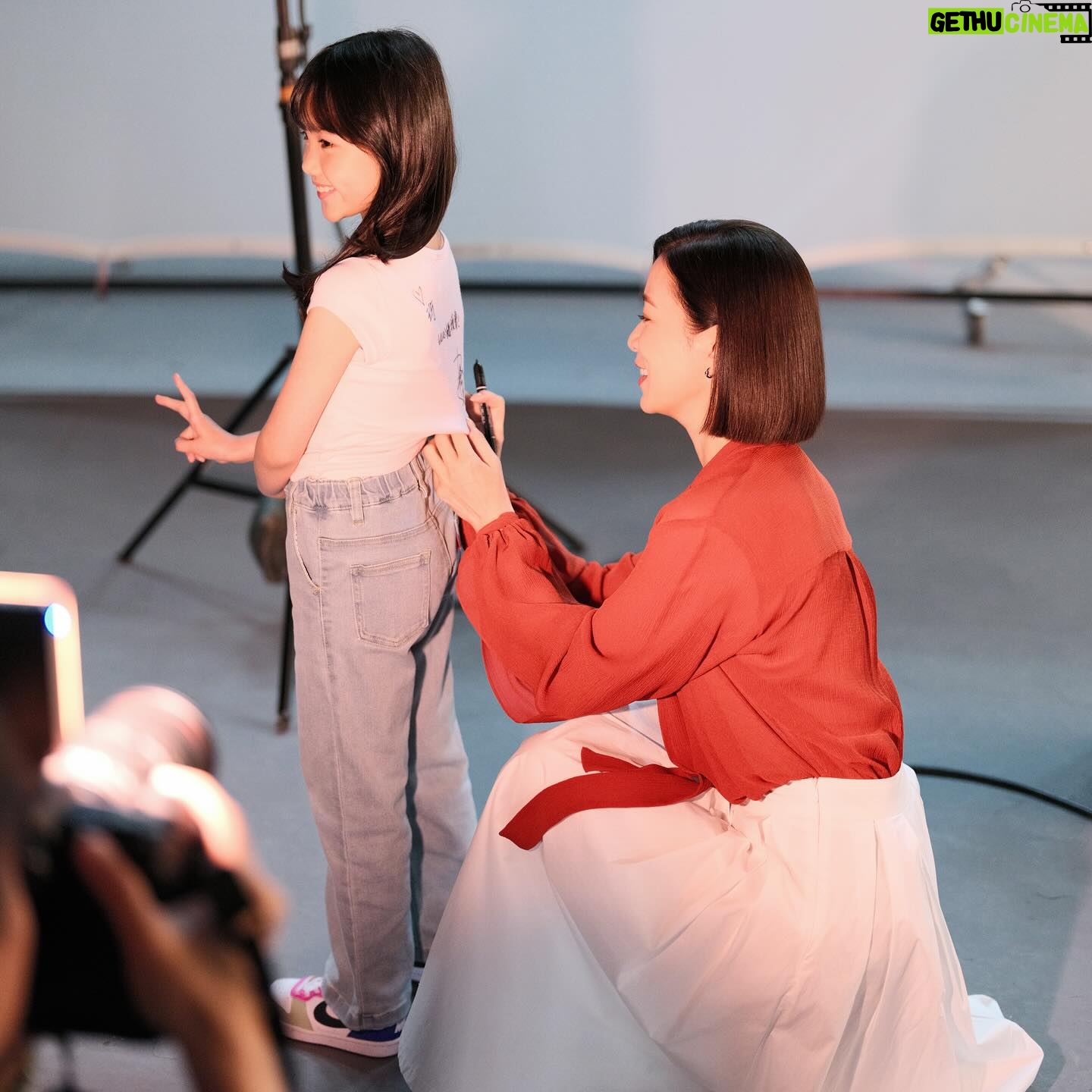 Charmaine Sheh Instagram - A happy glimpse behind the scenes for u❤️! Making this👆brought back such fond memories, from opening my first account with my piggy🐷bank as a child to now making banking so convenient for busy bee🐝Me! Thank you HSBC! It‘s my great honour to be your spokesperson! #滙豐 #滙豐卓越理財 #滙豐保險 #理財女王 @hsbc_hk