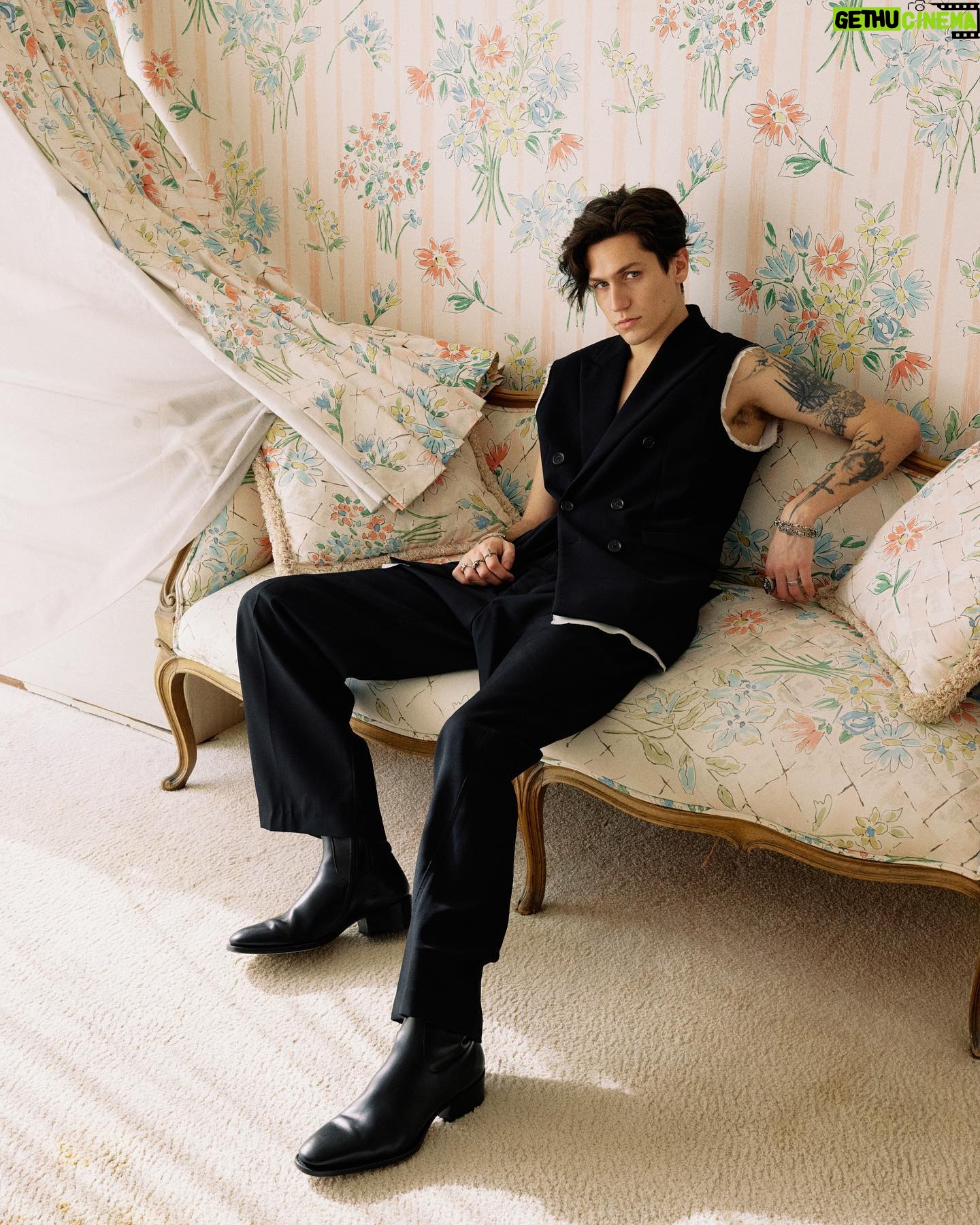Chase Hudson Instagram - love is but a flower, without water your flower will slowly lose all of its petals and die, but with love and care it’ll grow and flourish