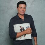 Chayanne Instagram - Ahora somos inseparables … me la paso todo el día con el vinilo en loop 🔁 ❤️ nada más satisfactorio que hacer las cosas con amor y que ustedes puedan disfrutar de este regalo 🎉 🎁
