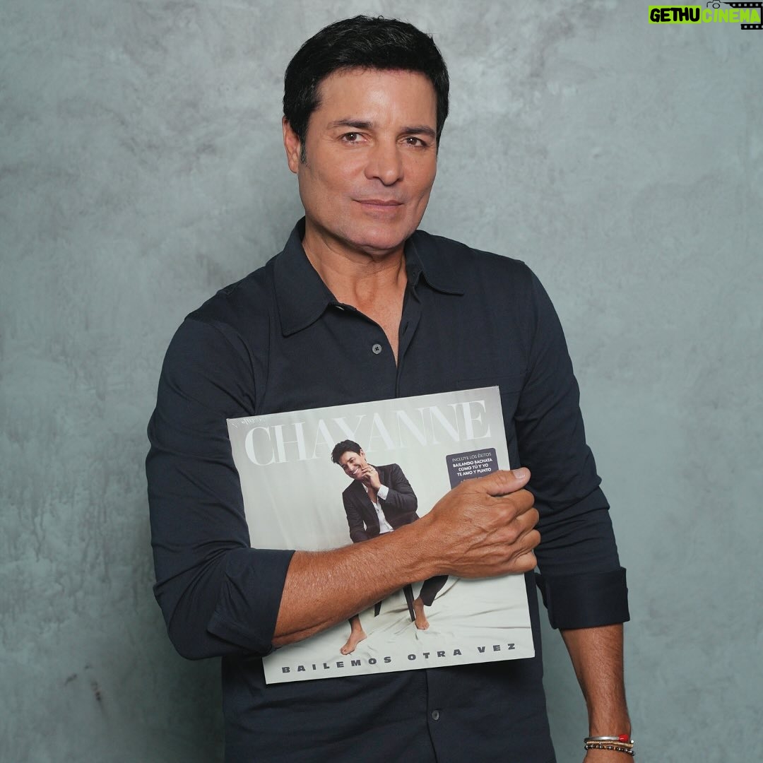 Chayanne Instagram - Ahora somos inseparables … me la paso todo el día con el vinilo en loop 🔁 ❤️ nada más satisfactorio que hacer las cosas con amor y que ustedes puedan disfrutar de este regalo 🎉 🎁