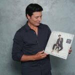 Chayanne Instagram - Ahora somos inseparables … me la paso todo el día con el vinilo en loop 🔁 ❤️ nada más satisfactorio que hacer las cosas con amor y que ustedes puedan disfrutar de este regalo 🎉 🎁