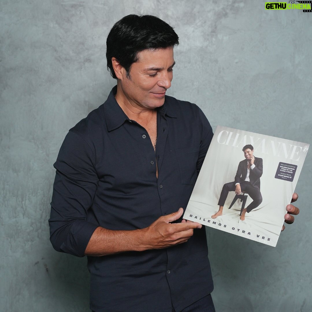Chayanne Instagram - Ahora somos inseparables … me la paso todo el día con el vinilo en loop 🔁 ❤️ nada más satisfactorio que hacer las cosas con amor y que ustedes puedan disfrutar de este regalo 🎉 🎁
