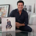 Chayanne Instagram - Me encanta poder estar cerca de ustedes y hacerlos complices ☕❤️ Así que estén pendientes a #PreguntasConChayanne donde les cuento un poco de lo que fue hacer el vinilo y otros secretos 🫢💓
