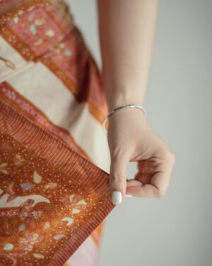 Chelsea Islan Instagram - Selamat hari Kartini bagi seluruh perempuan Indonesia! 🩷

Mari kita terus membangkitkan semangat untuk mewujudkan mimpi-mimpi kita sebagai perempuan yang hebat dan tangguh. Jadilah Kartini bagi diri dan lingkungan kita yang tak kenal lelah untuk berjuang dan saling menguatkan satu sama lain ✨

#HariKartini #SenimanMudaBerkarya #ChelseaIslanxOneFineSky