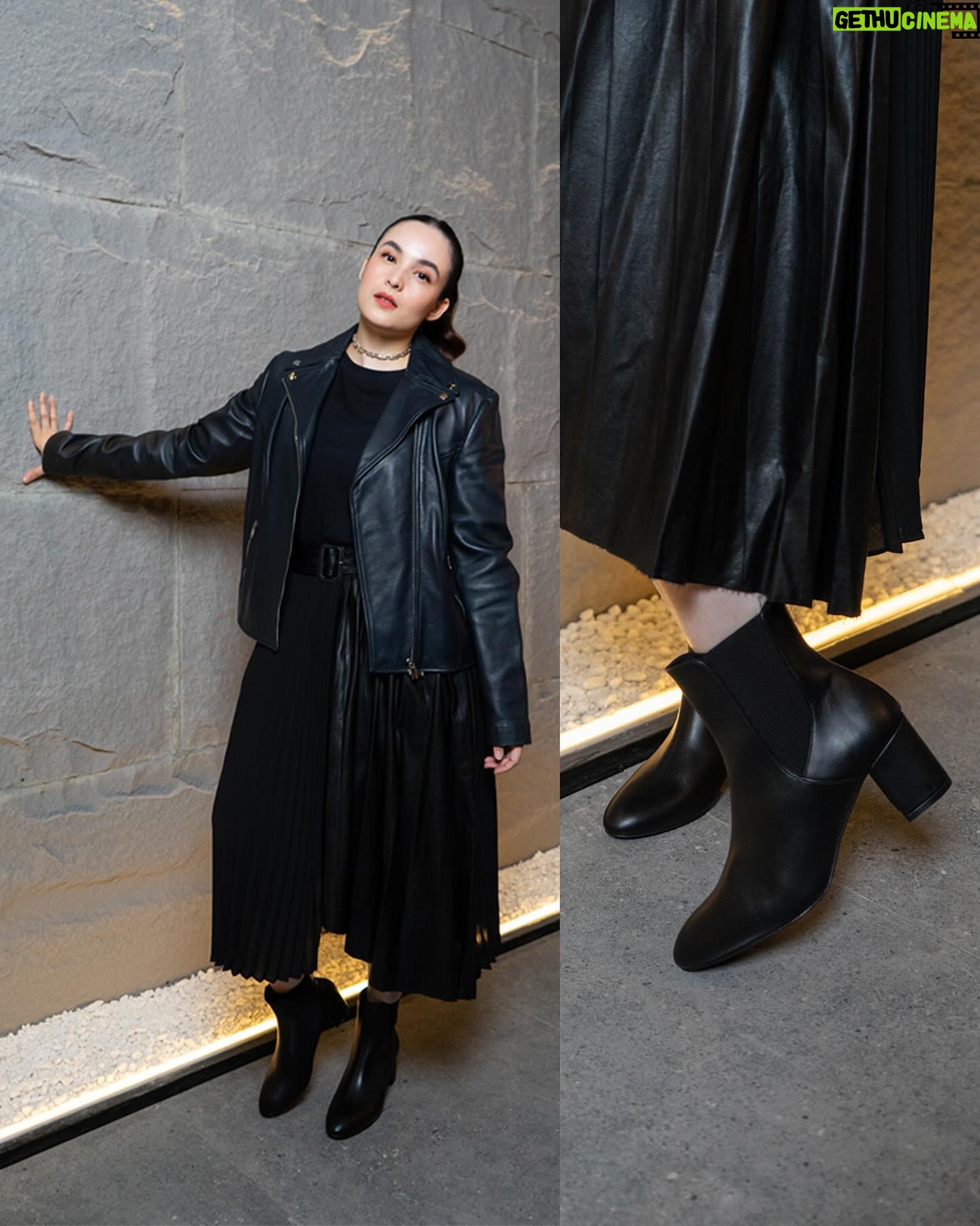 Chelsea Islan Instagram - Can’t get enough of this @stuartweitzman’s boots collection! Perfect for every occasion, these boots are guaranteed to elevate your look and mood effortlessly with their perfect blend of fashion and comfort 🖤💫 #InOurShoes #SWIndonesia