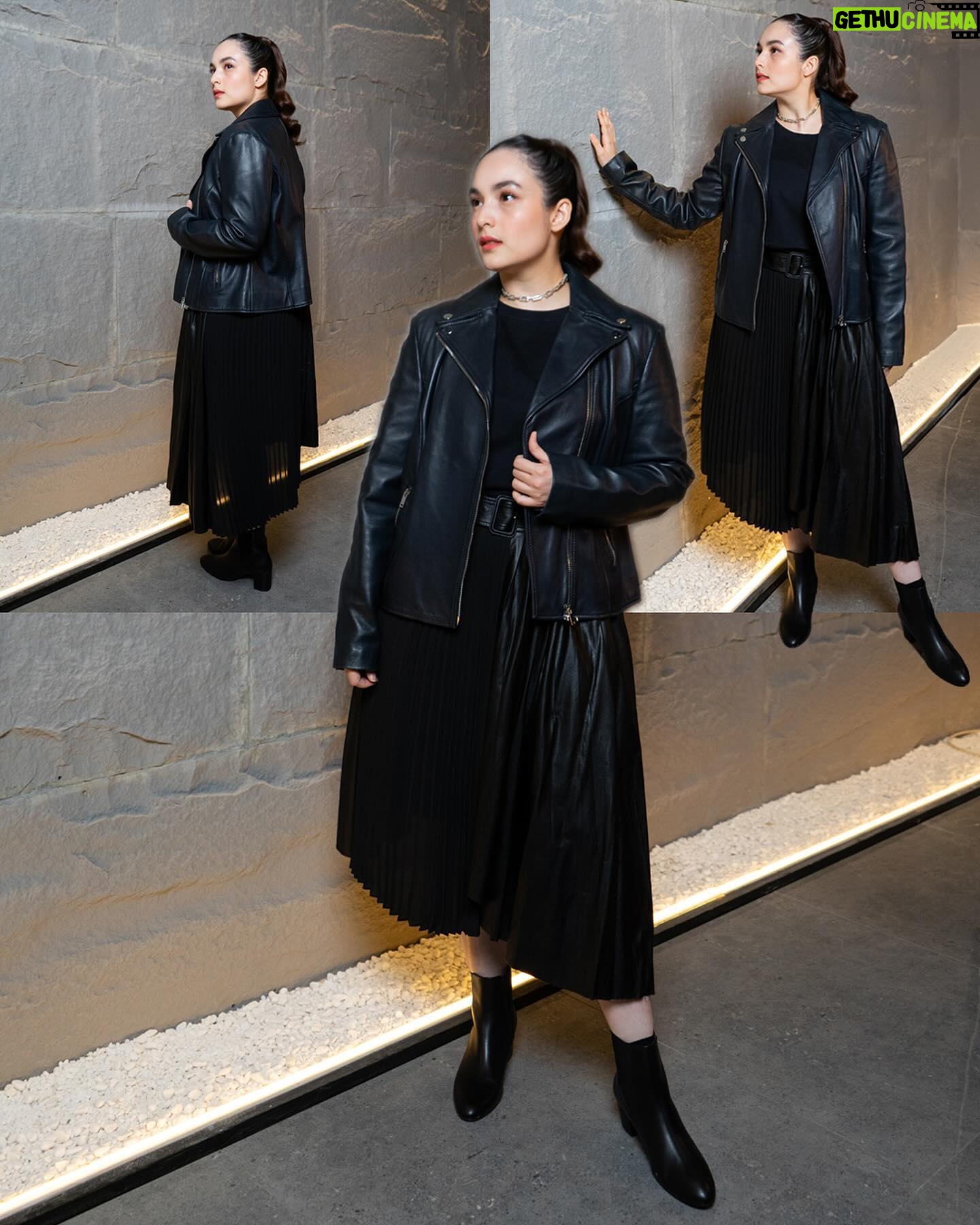 Chelsea Islan Instagram - Can’t get enough of this @stuartweitzman’s boots collection! Perfect for every occasion, these boots are guaranteed to elevate your look and mood effortlessly with their perfect blend of fashion and comfort 🖤💫 #InOurShoes #SWIndonesia