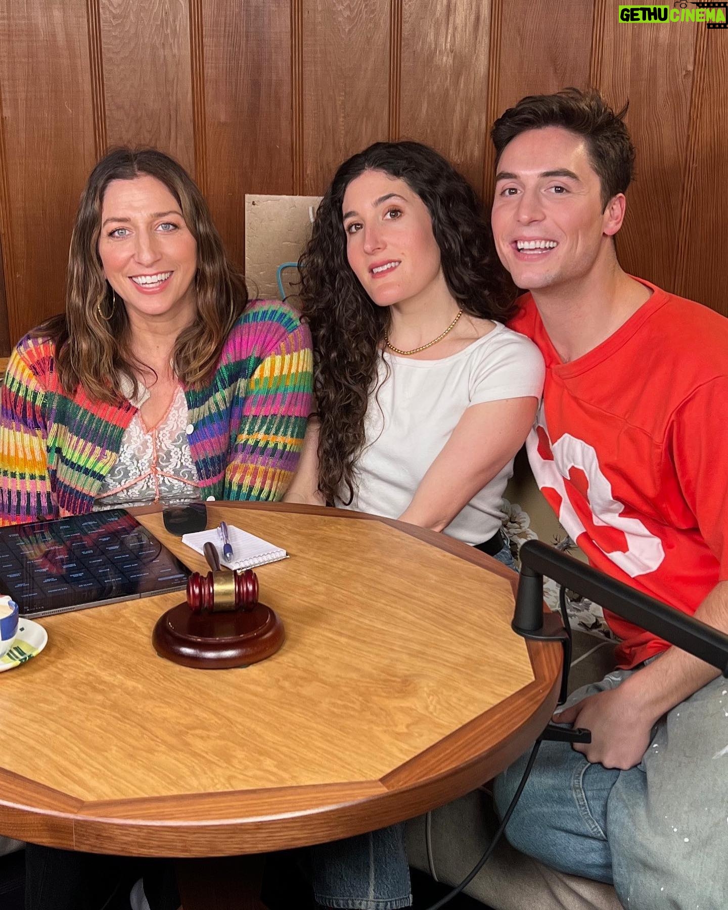 Chelsea Peretti Instagram - BONUS POD‼️😍🥰 comedy geens @kateberlant @bennydrama7 join CCP for a v special episode, talking all things #FirstTimeFemaleDirector but mostly la restaurants. ROKHOOLIGANS UNITE