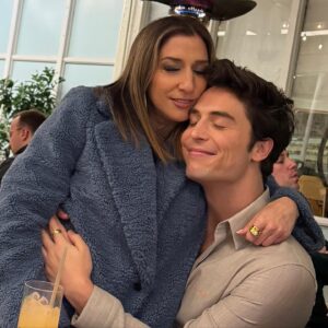 Chelsea Peretti Instagram - Santa Babs film fest w @bennydrama7 @natashaleggero gorgeous actors in #FirstTimeFemaleDirector plus an anon sleeping beauty, prod extraordinaire @deannabarillari music savants @kooolkojak and @willschwartz100s and bay bestie @moshekasher what a beautiful night❤️🥺 thank u @therokuchannel @marvistaent and @officialsbiff