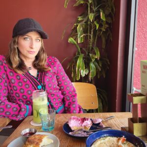 Chelsea Peretti Instagram - This week, "Brooklyn Nine Nine” star Chelsea Peretti joins the show. Ruddy faced from a pilates class I enjoy a burrito and coffee while Chelsea dines on buttery biscuits and shrimp & grits. Peretti tells me about her foray into directing with her feature film directorial debut “First Time Female Director,” why it was scary to leave “Parks & Rec,” and how crop-dusting jokes played a role in her early comedy.  This episode was recorded at All Day Baby in Silver Lake, CA. 🦐 🎥 🤣
 
Episode link is in the bio—don't wait, give it a listen! ❤️