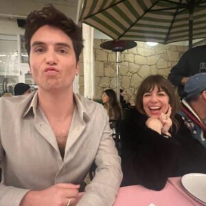 Chelsea Peretti Instagram - Santa Babs film fest w @bennydrama7 @natashaleggero gorgeous actors in #FirstTimeFemaleDirector plus an anon sleeping beauty, prod extraordinaire @deannabarillari music savants @kooolkojak and @willschwartz100s and bay bestie @moshekasher what a beautiful night❤️🥺 thank u @therokuchannel  @marvistaent and @officialsbiff
