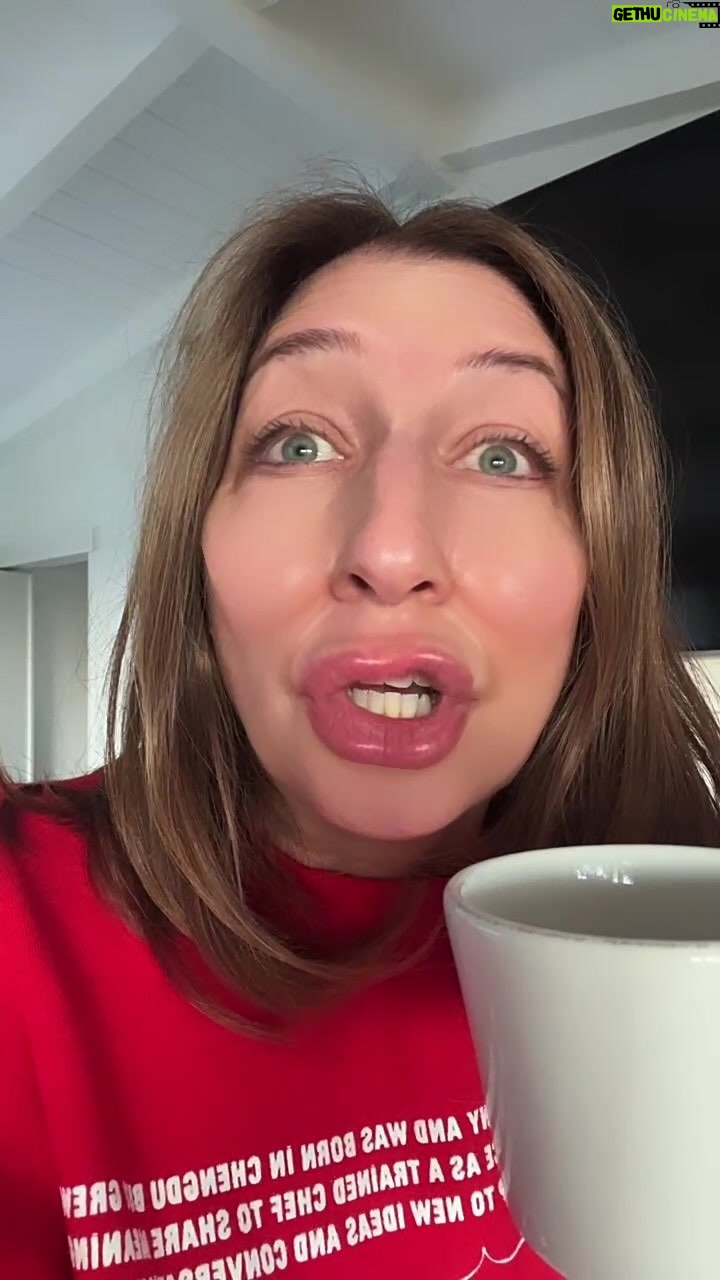 Chelsea Peretti Instagram - Here for the Santa Barbara Film Festival!! @bennydrama7 @natashaleggero cant wait to see yous! #firsttimefemaledirector