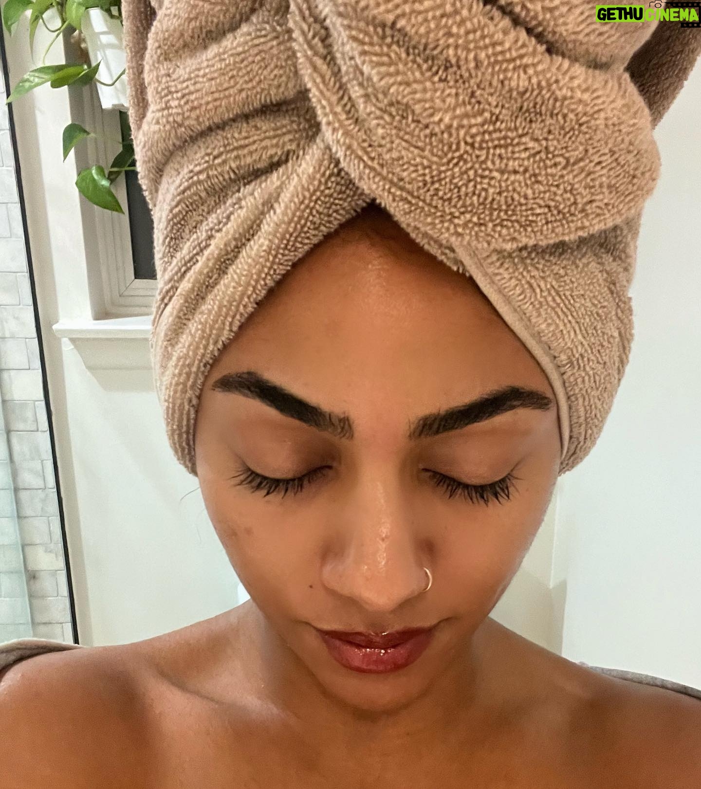 Chelsea Tavares Instagram - My recent skin care routine. 🧴🌤️