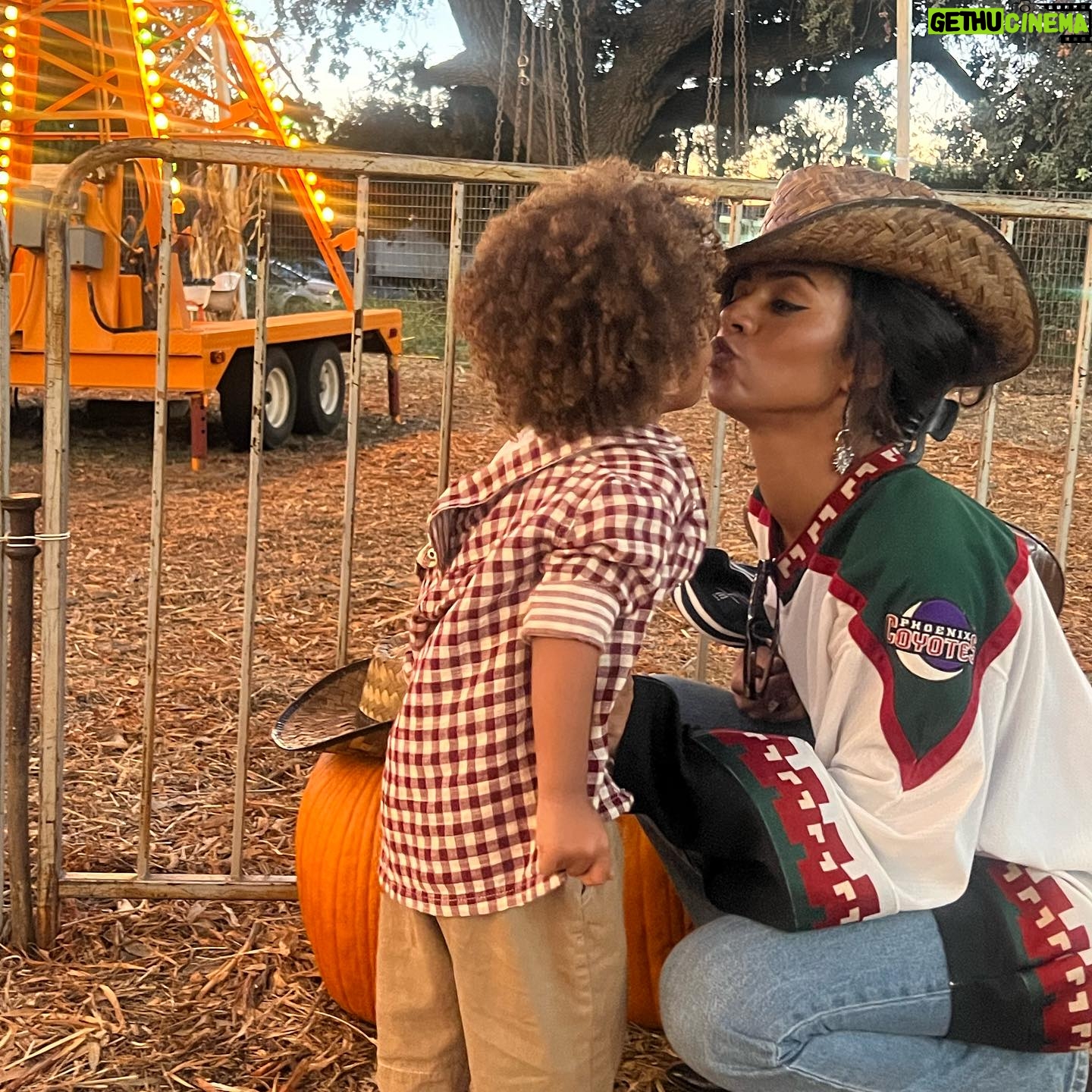 Chelsea Tavares Instagram - November… 🤎🍂