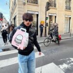 Chen Bolin Instagram - 您的餐點正在前往的路上 🍔📦✨ 巴黎第一區特別外送員 ⚜️