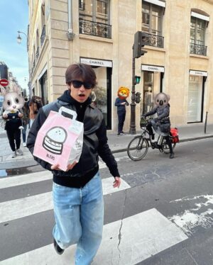 Chen Bolin Instagram - 您的餐點正在前往的路上 🍔📦✨

巴黎第一區特別外送員 ⚜️
