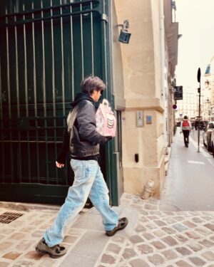 Chen Bolin Instagram - 您的餐點正在前往的路上 🍔📦✨

巴黎第一區特別外送員 ⚜️