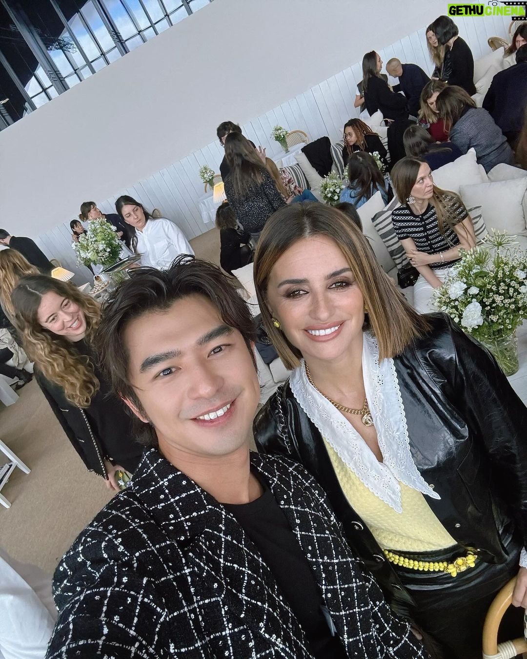 Chen Bolin - 90K Likes - ⚫️ CHANEL ⚪️ Paris 🗼Family & friends 🇫🇷✨
#CHANELFallWinter
#CHANELShow