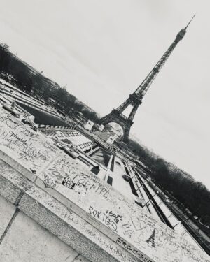 Chen Bolin Instagram - 早安、晚安🗼💫✨ Noir et blanc Paris 🖤🤍✨

#LaTourEiffel